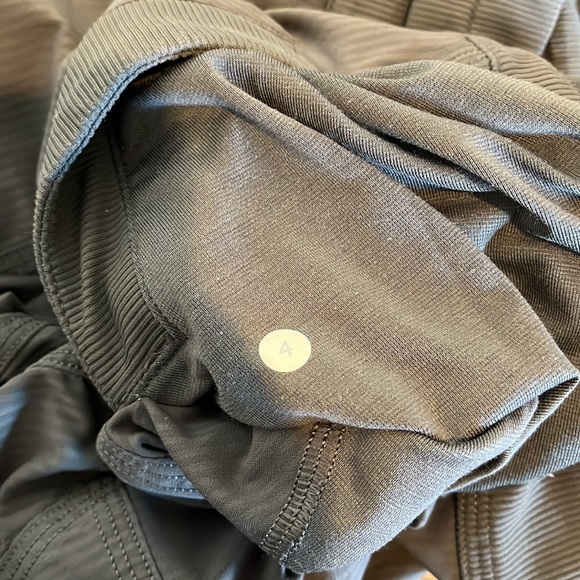 Lululemon cropped studio pant - Picture 4 of 4